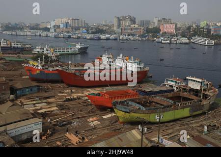 Dhaka, Bangladesh.27th janvier 2022.Vue générale d'un chantier naval sur les rives du fleuve Buriganga.l'industrie de la construction navale au Bangladesh se répand rapidement là où les travailleurs de tous âges travaillent ensemble.Les conditions de travail ne sont pas adaptées à quiconque car elles sont chaudes et souvent très dangereuses, et les travailleurs n'utilisent pas de protections de sécurité, ce qui entraîne souvent des accidents.Crédit : SOPA Images Limited/Alamy Live News Banque D'Images