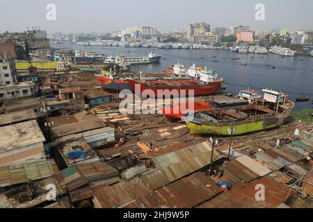 Dhaka, Bangladesh.27th janvier 2022.Vue générale d'un chantier naval sur les rives du fleuve Buriganga.l'industrie de la construction navale au Bangladesh se répand rapidement là où les travailleurs de tous âges travaillent ensemble.Les conditions de travail ne sont pas adaptées à quiconque car elles sont chaudes et souvent très dangereuses, et les travailleurs n'utilisent pas de protections de sécurité, ce qui entraîne souvent des accidents.Crédit : SOPA Images Limited/Alamy Live News Banque D'Images