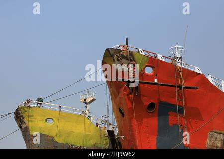 Dhaka, Bangladesh.27th janvier 2022.Les navires vus autour du chantier naval, sur les rives du fleuve Buriganga. L'industrie de la construction navale au Bangladesh se répand rapidement là où les travailleurs de tous âges travaillent ensemble.Les conditions de travail ne sont pas adaptées à quiconque car elles sont chaudes et souvent très dangereuses, et les travailleurs n'utilisent pas de protections de sécurité, ce qui entraîne souvent des accidents.Crédit : SOPA Images Limited/Alamy Live News Banque D'Images