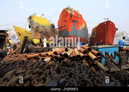 Dhaka, Bangladesh.27th janvier 2022.Les travailleurs des chantiers maritimes vus autour des navires le long de la rive du fleuve Buriganga.l'industrie de la construction navale au Bangladesh se répand rapidement là où les travailleurs de tous âges travaillent ensemble.Les conditions de travail ne sont pas adaptées à quiconque car elles sont chaudes et souvent très dangereuses, et les travailleurs n'utilisent pas de protections de sécurité, ce qui entraîne souvent des accidents.Crédit : SOPA Images Limited/Alamy Live News Banque D'Images