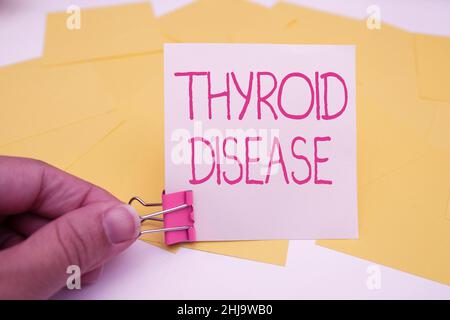 Écriture texte maladie thyroïdienne.Photo conceptuelle la glande thyroïde ne produit pas assez d'hormones fournitures de bureau sur le bureau avec clavier et Banque D'Images