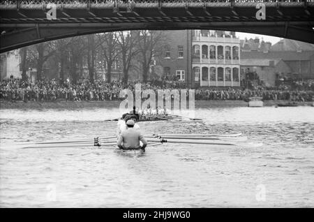 Course de bateaux Oxford Verses Cambridge, sur la Tamise, Londres, 23rd mars 1963 la course de bateaux 109th a eu lieu le 23 mars 1963.Organisé chaque année, l'événement est une course d'aviron côte à côte entre les équipes des universités d'Oxford et de Cambridge le long de la Tamise.La course, à l'aide de Gerald Ellison, l'évêque de Chester, a été remportée par Oxford avec une marge de cinq longueurs.Photo prise le 23rd mars 1963 Banque D'Images