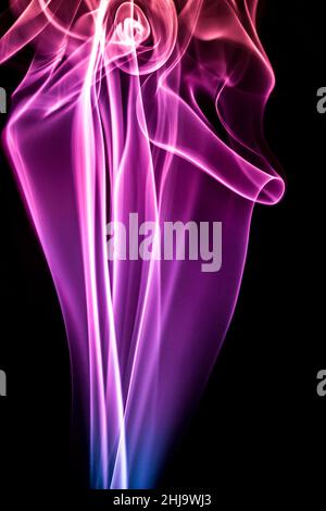 Texture fumée violette sur fond noir Banque D'Images