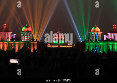 New Delhi, Inde.27th janvier 2022.Une vue éclairée est visible pendant la répétition complète de la cérémonie de retraite à Rasina Hills. Le gouvernement indien célèbre ses 75th ans d'indépendance et son hommage aux combattants de la liberté. Par conséquent, le gouvernement a décidé de faire différents programmes appelés « Azadi Ka Amrit MahotSAV » pour être célébré le 15th août 2022.Crédit : SOPA Images Limited/Alamy Live News Banque D'Images