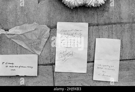 Ambassade américaine, Londres, où un livre de condoléances a été ouvert aux membres du public, en souvenir du président américain assassiné Kennedy, dimanche 24th novembre 1963.Notre photo montre ... hommages laissés à l'ambassade. Banque D'Images