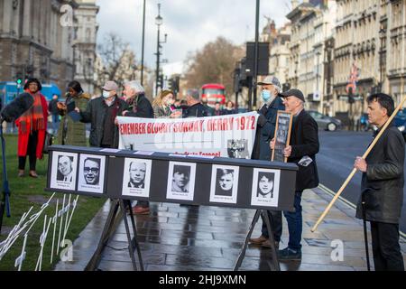 Londres, Angleterre, Royaume-Uni.27th janvier 2022.Une vigile a lieu pour les victimes du dimanche sanglant, à l'occasion de l'anniversaire de l'événement en 50th devant les chambres du Parlement à Londres.Le dimanche sanglant, ou massacre de Bogside, a été un massacre le 30 janvier 1972 dans la région de Bogside à Derry, en Irlande du Nord, au Royaume-Uni, lorsque des soldats britanniques ont abattu 26 civils non armés au cours d'une marche de protestation contre l'internement sans procès (Credit image: © Tayfun Salci/ZUMA Press Wire) Banque D'Images