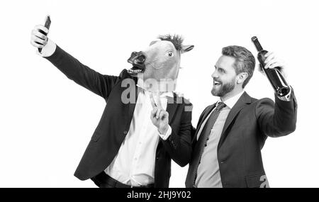 Des hommes professionnels heureux diffusent des vidéos de selfie via téléphone mobile à partir d'une fête d'entreprise, en streaming Banque D'Images