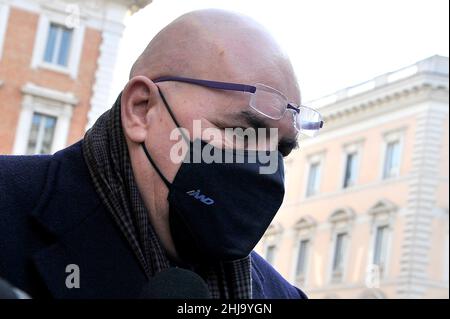 Guido Crosetto ancien membre de la Chambre des députés italienne, en dehors du Montecitorio, lors des élections du nouveau Président de la République italienne à Rome.Crédit: Vincenzo Izzo/Alamy Live News Banque D'Images