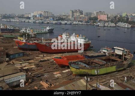 Dhaka, Bangladesh.27th janvier 2022.Vue générale d'un chantier naval sur les rives du fleuve Buriganga.l'industrie de la construction navale au Bangladesh se répand rapidement là où les travailleurs de tous âges travaillent ensemble.Les conditions de travail ne sont pas adaptées à quiconque car elles sont chaudes et souvent très dangereuses, et les travailleurs n'utilisent pas de protections de sécurité, ce qui entraîne souvent des accidents.(Image de crédit : © MD Manik/SOPA Images via ZUMA Press Wire) Banque D'Images