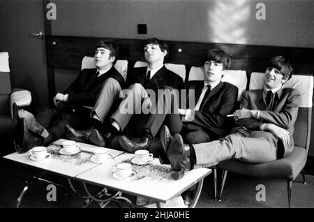 Les Beatles se détendent pendant les répétitions au Prince of Wales Theatre de Londres pour le Royal Variety Command Performance qui doit avoir lieu plus tard le même jour, le 4th novembre 1963.**Veuillez noter - il s'agit d'une RÉPÉTITION prise plus tôt dans la journée, le même jour avant l'événement*** photo prise le 4th novembre 1963 Banque D'Images