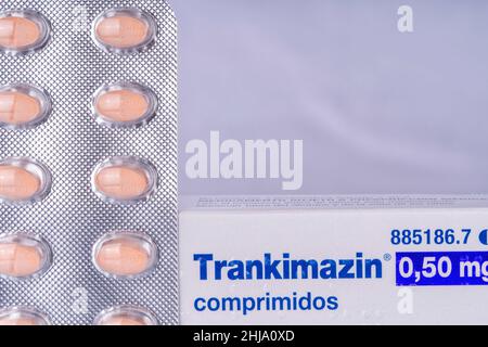 Une boîte de pilules Trankimazin de Pfizer Laboratories isolées sur blanc.Photographie prise le 24 janvier 2022 en Espagne. Banque D'Images