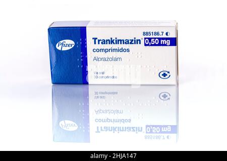 Une boîte de pilules Trankimazin de Pfizer Laboratories isolées sur blanc.Photographie prise le 24 janvier 2022 en Espagne. Banque D'Images