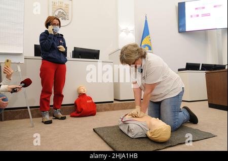 Lviv, Ukraine, 27 janvier 2022.Un agent de santé forme les gens à fournir des soins médicaux aux blessés en cas de conflit militaire à l'hôtel de ville de Lviv dans des conditions d'aggravation à la frontière russo-ukrainienne. Banque D'Images