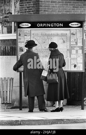 Homme et femme regardant une carte d'Orpington, Orpington High Street, Kent.24th janvier 1962. Banque D'Images