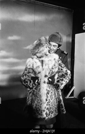 Albert Finney et Senta Berger sur le set des vainqueurs aux studios Shepperton.Albert Finney fait don de son salaire à l'orphelinat des acteurs.Dans le film il joue le rôle d'un soldat russe à Berlin et va apprendre le russe.7th janvier 1963. Banque D'Images