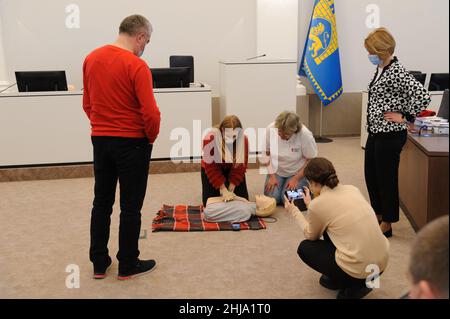 Lviv, Ukraine, 27 janvier 2022.Un agent de santé forme les gens à fournir des soins médicaux aux blessés en cas de conflit militaire à l'hôtel de ville de Lviv dans des conditions d'aggravation à la frontière russo-ukrainienne. Banque D'Images