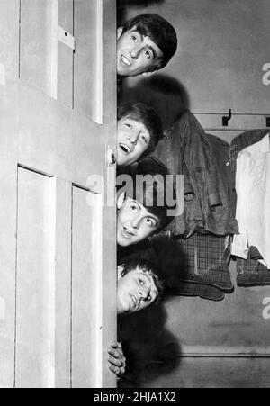 Les Beatles se délassent de derrière leur porte de dressing avant leur apparition au théâtre Odeon de Manchester. De haut en bas : George Harrison, John Lennon, Paul McCartney et Ringo Starr.30th mai 1963. Banque D'Images