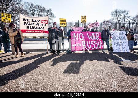 Des manifestants brandissant des pancartes et des banderoles disant « nous ne disons pas de guerre avec la Russie », « pas de guerre avec la Russie » et « négocier l'Ukraine, ne pas escalader » lors d'un rassemblement contre la guerre avec la Russie parrainé par plusieurs groupes dont CODEPINK: Women for Peace, Black Alliance for Peace, ANSWER et Maryland Peace action à la Maison Blanche. Banque D'Images