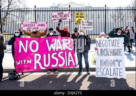 Les manifestants brandissant des banderoles et des pancartes disant « financer des emplois verts, pas la guerre », « financer des soins de santé, pas la guerre », « nous disons pas la guerre avec la Russie », « Oui à la paix, non à l'expansion de l'OTAN », « pas de guerre avec la Russie » et « négocier l'Ukraine, ne pas escalader » lors d'un rassemblement contre la guerre avec la Russie parrainé par plusieurs groupes dont CODEBINK :Women for Peace, Black Alliance for Peace, ANSWER et Maryland Peace action à la Maison Blanche. Banque D'Images