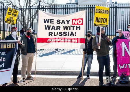 Des manifestants tenant une bannière et des pancartes disant « nous ne disons pas de guerre avec la Russie » et « dissoudre l'OTAN ! »Lors d'un rassemblement contre la guerre avec la Russie parrainé par plusieurs groupes dont CODEBINK: Women for Peace, Black Alliance for Peace, ANSWER et Maryland Peace action à la Maison Blanche. Banque D'Images