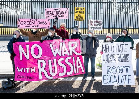 Des manifestants brandissant des pancartes et des banderoles disant « financer des emplois verts, pas la guerre », « financer des soins de santé, pas la guerre », « nous disons pas la guerre avec la Russie », « Oui à la paix, non à l'expansion de l'OTAN », « pas de guerre avec la Russie » et « négocier l'Ukraine, ne pas escalader » lors d'un rassemblement contre la guerre avec la Russie parrainé par plusieurs groupes dont CODEBINK :Women for Peace, Black Alliance for Peace, ANSWER et Maryland Peace action à la Maison Blanche. Banque D'Images