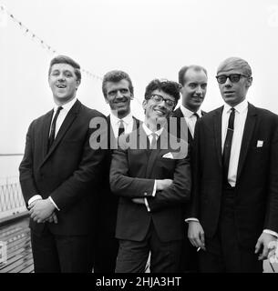 Le groupe pop de Manchester Freddie et les Dreamers sur Britannia Pier à Great Yarmouth, Norfolk.Le groupe est composé de la chanteuse Freddie Garrity et des membres du groupe Roy Crewdson, Pete Birrell, Derek Quinn et Bernie Dwyer.8th septembre 1963 Banque D'Images