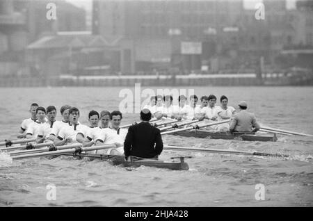 Course de bateaux Oxford Verses Cambridge, sur la Tamise, Londres, 23rd mars 1963 la course de bateaux 109th a eu lieu le 23 mars 1963.Organisé chaque année, l'événement est une course d'aviron côte à côte entre les équipes des universités d'Oxford et de Cambridge le long de la Tamise.La course, à l'aide de Gerald Ellison, l'évêque de Chester, a été remportée par Oxford avec une marge de cinq longueurs.Photo prise le 23rd mars 1963 Banque D'Images