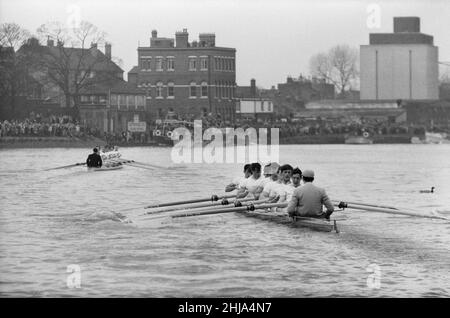 Course de bateaux Oxford Verses Cambridge, sur la Tamise, Londres, 23rd mars 1963 la course de bateaux 109th a eu lieu le 23 mars 1963.Organisé chaque année, l'événement est une course d'aviron côte à côte entre les équipes des universités d'Oxford et de Cambridge le long de la Tamise.La course, à l'aide de Gerald Ellison, l'évêque de Chester, a été remportée par Oxford avec une marge de cinq longueurs.Photo prise le 23rd mars 1963 Banque D'Images