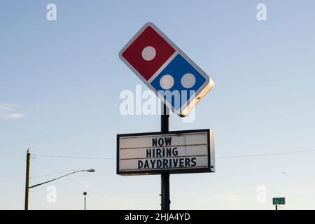 Le signe de Domino avec des annonces de location est vu à l'extérieur de l'un de ses emplacements à Seaside sur la côte de l'Oregon le samedi 22 janvier 2022, dans un... Banque D'Images