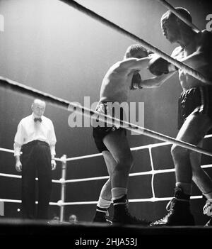 BBBofC titre de bantamweight britannique et titre de bantamweight du Commonwealth (Empire britannique) lutte à Kings Hall, Belfast, Irlande du Nord entre Freddie Gilroy et John Caldwell rivaux de Belfast.Le chien de compagnie Gilroy a gagné le combat quand Caldwell a été forcé de prendre sa retraite avec un œil coupé à la fin du neuvième tour.20th octobre 1962. Banque D'Images