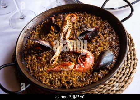 Paella Valencienne marinera savoureux avec des moules et des crevettes servi sur pan traditionnels en métal Banque D'Images