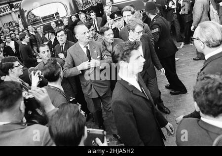 Ridley Road, Londres, mardi 31st juillet 1962.Une foule nombreuse se réunit dans le East End pour perturber un rassemblement de l'ancien dirigeant fasciste Sir Oswald Mosley et des membres de son groupe antisémite Blackshirt qui avait planifié un rassemblement dans le East End de Londres.Mosley et son groupe ont été agressés et poinçonnés au sol dès l'ouverture de sa réunion à Ridley Road, Dalston.La police a clos la réunion dans les trois premières minutes et procédé à 54 arrestations, dont l'une était le fils de Sir Oswald Max. Banque D'Images