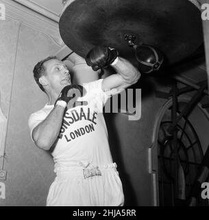 Henry Cooper à Bellingham en formation pour sa date du 24th février à Belle vue Manchester où il défend ses titres contre Brian London de Blackpool.Il s'entraîne sous un pub, le Fellowship Inn, Bellingham.Sur la photo, Henry pointant sur le speedball.4th février 1964. Banque D'Images