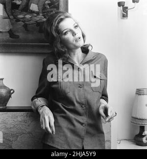 Samantha Eggar, actrice britannique, est interviewé par Donald Zec, journaliste de Daily Mirror, à son appartement à Londres, le lundi 11th novembre 1963. Banque D'Images