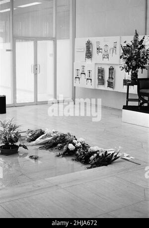 Ambassade américaine, Londres, où un livre de condoléances a été ouvert aux membres du public, en souvenir du président américain assassiné Kennedy, dimanche 24th novembre 1963.Notre photo montre ... des fleurs et des hommages laissés à l'ambassade. Banque D'Images