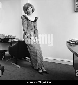 Noir cilla, personnalité de chanteur et de télévision photographiée dans ce dispositif posé pour le Daily Mirror.À l'époque de cette photo, Cilla Black avait libéré son célibataire de 2nd personnes qui avaient un coeur, qui est allé au numéro un dans les graphiques du Royaume-Uni.Photo prise le 21st février 1964 Banque D'Images