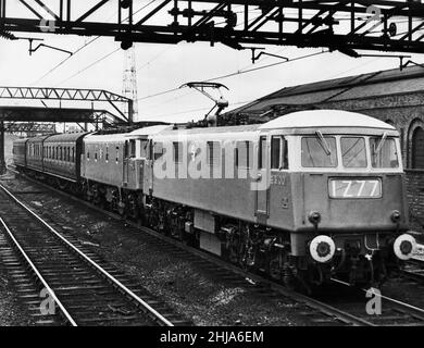 Un train électrique de locomotive express de classe 83 de British Rail, construit par English Electric à Vulcan Foundry, Newton-le-Willows pour la nouvelle ligne principale de la côte Ouest entre Birmingham et le Nord-Ouest, ici, il est représenté en mouvement sur le service 1Z77.8th octobre 1962. Banque D'Images