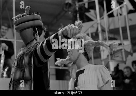 John Lennon, des Beatles, qui répète pour le tournage de « Around the Beatles » autour des Beatles, a été une émission télévisée spéciale de 1964 présentant les Beatles, réalisée par Jack Good pour ITV/Rediffusion London photo prise le 21st avril 1964 Banque D'Images