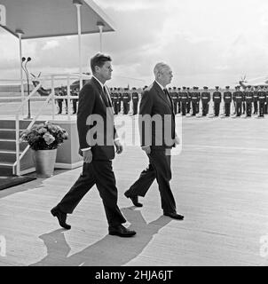 La visite du président américain John F Kennedy en Angleterre. Ici, il est photographié à son arrivée à l'aéroport de Gatwick où il a été accueilli par le premier ministre Harold MacMillan.Les deux ont eu des entretiens privés dans la maison de campagne du premier ministre à Birch Grove, dans le Sussex, en Angleterre.29th juin 1963. Banque D'Images