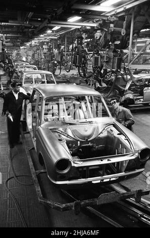 Scènes générales à l'intérieur de l'usine de Ford à Dagenham, Essex, montrant des voitures sur la chaîne de production.24th janvier 1964. Banque D'Images