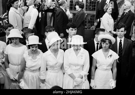 Dunmow Flitch procession dans les rues de Dunmow, Essex.Dunmow tient un rituel de quatre ans du 'procès de la Sorcière', dans lequel les couples doivent convaincre un jury de six bacheliers et six maidens locaux que, pendant un an et un jour, ils ne se sont jamais souhaité sans le vouloir.11th juillet 1963. Banque D'Images