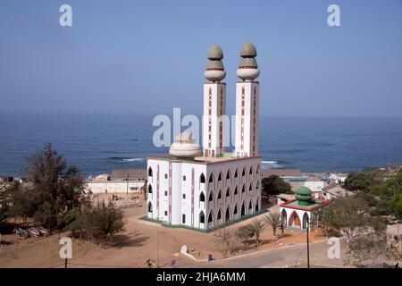 Vue sur la Mosquée de Divinité dans la ville d'Ouakam sur la côte de Dakar, Sénégal Banque D'Images