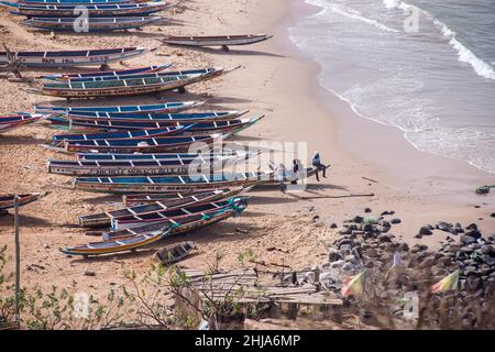 Bateaux de pêche dans la ville d'Ouakam sur la côte de Dakar, Sénégal Banque D'Images