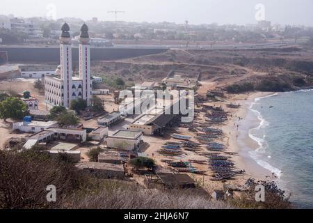 Mosquée de divinité et village de pêcheurs d'Ouakam sur la côte de Dakar, Sénégal Banque D'Images