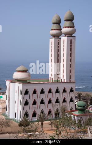 Mosquée de divinité dans le quartier Ouakam sur la côte de Dakar, Sénégal Banque D'Images