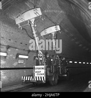 La dernière invention du London County Council est une machine conçue pour nettoyer les revêtements en briques vitrifiées des tunnels de Blackwall et de Rotherhithe. La flèche et les têtes sont réglées aux angles requis, et la machine est entraînée par le tunnel de sorte que la bande large 6ft du tunnel soit nettoyée.Un total de pour les voyages dans les deux directions nettoie toutes les surfaces de briques dans le tunnel.17th novembre 1963 Banque D'Images