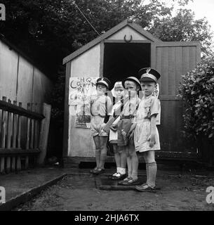 David Kilgour, 8 ans, veut être un soldat vu chez lui à Mochdre, dans la baie de Colwyn, avec les membres réguliers de son armée.Il s'agit de son frère Richard Kilgour, 5 ans, Howard Griffiths, 6 ans et Sandra Edwards, 5 ans.22nd juin 1963. Banque D'Images