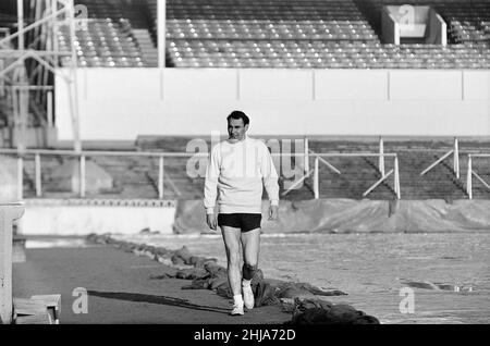 Alan Gilzean, Spurs, nouvelle signature de Dundee, au coût de 72 500 livres, à White Hart Lane, pour s'entraîner avant le match contre Everton, quand il fera ses débuts, photographié le vendredi 18th décembre 1964.Notre photo montre ...Alan Gilzean fait une promenade autour de son nouveau cadre. Banque D'Images