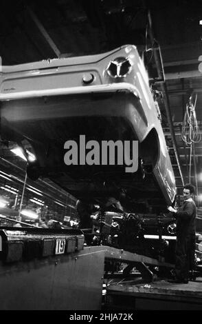 Scènes générales à l'intérieur de l'usine de Ford à Dagenham, Essex montrant une nouvelle voiture Ford Cortina sur la chaîne de production.24th janvier 1964. Banque D'Images