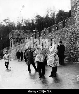 Le prince Philip visite le pays de Galles.Le contre-amiral D J Hoare le directeur du Collège de l'Atlantique souligne les caractéristiques de la côte sud du pays de Galles jusqu'au duc d'Édimbourg.Derrière eux, des remparts du château de St Donat, avec des garçons.Novembre 1963. Banque D'Images